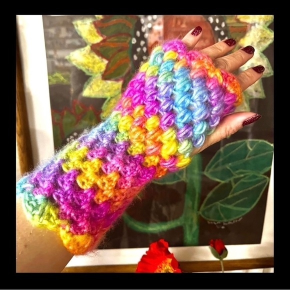𝅺CROCHETED RAINBOW FINGERLESS GLOVES - Picture 6 of 6